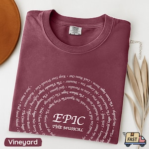 EPIC ミュージカル コンフォートカラーズ シャツ：ギリシャ神話シアターTシャツ