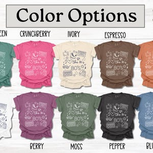 Puede incluir: Un dise&ntilde;o de camiseta gr&aacute;fica con un contorno blanco de iconos de los 80, incluyendo una radiocassette, patines y gafas de sol. La camiseta est&aacute; disponible en 10 colores: verde claro, crunchberry, marfil, espresso, yam, blanco, baya, musgo, pimienta y azul vaquero.