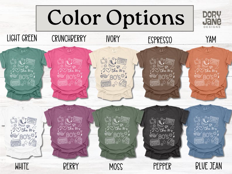 Puede incluir: Un dise&ntilde;o de camiseta gr&aacute;fica con un contorno blanco de iconos de los 80, incluyendo una radiocassette, patines y gafas de sol. La camiseta est&aacute; disponible en 10 colores: verde claro, crunchberry, marfil, espresso, yam, blanco, baya, musgo, pimienta y azul vaquero.