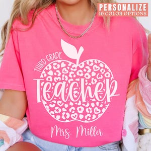 Chemise personnalisée pour professeur de 3e année, couleurs confortables, t-shirt personnalisé avec le nom de l&#39;enseignant de 3e année, imprimé léopard, t-shirts assortis pour l&#39;équipe de 3e année