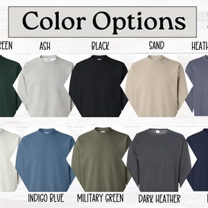 Pu&ograve; includere: Esposizione di felpe girocollo in vari colori: verde foresta, cenere, nero, sabbia, blu navy melange, bianco, blu indaco, verde militare, grigio scuro melange e blu navy. Il testo "Color Options" &egrave; in alto.