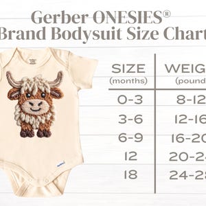 Pode incluir: Body de beb&eacute; da marca Gerber Onesies cor creme com um desenho de vaca das Terras Altas. A imagem inclui uma tabela de tamanhos que indica tamanhos de 0-3 meses a 18 meses, com as gamas de peso correspondentes em libras.