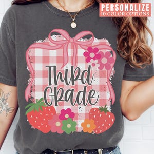 Chemise d&#39;enseignant de 3e année Coquette fraise Équipe de 3e année T-shirts assortis Couleurs confortables Cadeau de remerciement pour enseignant de 3e année