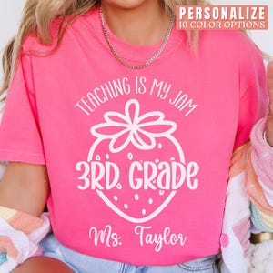 Chemise personnalisée pour professeur de troisième année, couleurs confortables, nom de l&#39;enseignant de 3e année personnalisé, t-shirts assortis pour l&#39;équipe de troisième année aux fraises