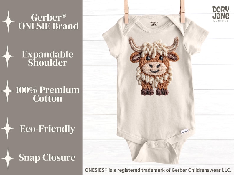 Pode incluir: Body de beb&eacute; creme com um design bordado de vaca das Terras Altas. O body tem um ombro expans&iacute;vel e fecho de press&atilde;o. O texto na lateral diz "Gerber ONESIE Brand", "Expandable Shoulder", "100% Premium Cotton", "Eco-Friendly" e "Snap Closure".