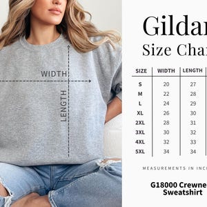 Pu&ograve; includere: Felpa girocollo Gildan grigio chiaro con tabella taglie. La tabella mostra le misure in pollici per le taglie dalla S alla 5XL. La felpa &egrave; in stile G18000.