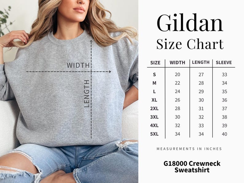 Pu&ograve; includere: Felpa girocollo Gildan grigio chiaro con tabella taglie. La tabella mostra le misure in pollici per le taglie dalla S alla 5XL. La felpa &egrave; in stile G18000.