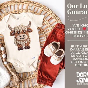 Pode incluir: Body de beb&eacute; creme com um design de vaca Highland, combinado com cal&ccedil;as cor de ferrugem e sapatos bege pequenos. A imagem inclui texto que diz "Our Love It Guarantee".