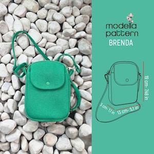 Puede incluir: Un bolso cruzado verde brillante con solapa y correa ajustable. El bolso mide aproximadamente 19 cm de alto y 13 cm de ancho. La imagen incluye un diagrama con el texto "modella pattern BRENDA".