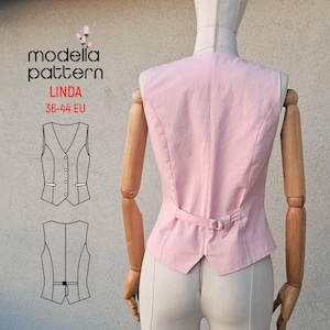Op de afbeelding: Een lichtroze vest met een gespsluiting op de rug, getoond op een mannequin. Het vest heeft een V-hals en een getailleerde pasvorm. De afbeelding bevat ook een patroonontwerp met de tekst "modella pattern LINDA 36-44 EU".