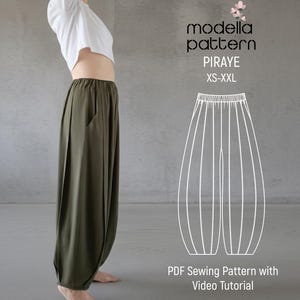 Może przedstawiać: Oliwkowe spodnie o luźnym kroju, z kieszeniami i marszczoną talią. Obraz zawiera również biały top i schemat wykroju z tekstem "modella pattern PIRAYE XS-XXL" oraz "PDF Sewing Pattern with Video Tutorial."