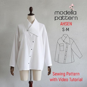 以下が含まれることがあります： ユニークな非対称の襟と黒いボタンが付いた白い長袖シャツ。 シャツは左側にポケットがあり、マネキンに表示されています。 画像のテキストは「modella pattern AHSE S-M」と「Sewing Pattern with Video Tutorial」です。