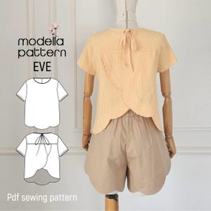 Peut inclure: Un haut à manches courtes en vichy jaune et blanc avec un lien à nouer à l'encolure arrière et un ourlet festonné, associé à un short beige uni. L'image inclut un dessin technique du haut et le texte Modella pattern EVE.