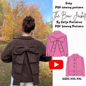 Könnte beinhalten: Eine braune Jacke mit einer großen Schleife auf dem Rücken. Das Bild enthält auch eine rosa Jackenillustration und den Text "The Bow Jacket" und "PDF Sewing Pattern". Größen XXS-XXL sind angegeben.