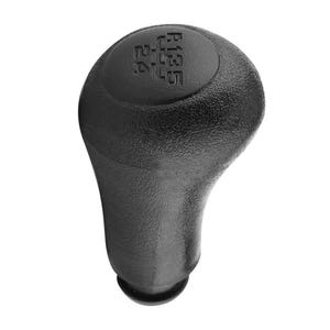 Op de afbeelding: Een zwarte handgeschakelde versnellingspookknop met een getextureerd oppervlak. De bovenkant van de knop is voorzien van een reliëfpatroon met de posities R, 1, 3, 5 en 2, 4. De knop heeft een afgeronde, ergonomische vorm voor voertuigen.