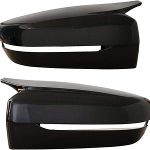Könnte beinhalten: Ein Paar schwarze Auto-Seitenspiegel mit Chromleiste und integriertem Blinker.