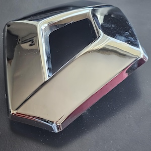 Può includere: Un emblema di auto cromato a forma di diamante con un diamante più piccolo tagliato al centro.