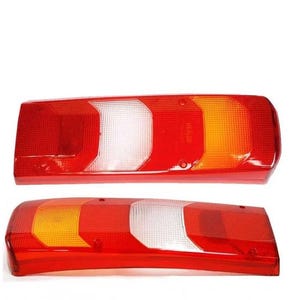 Op de afbeelding: Twee rode en heldere rechthoekige vrachtwagenachterlichten. Elk licht heeft rode, witte en amberkleurige secties. De lichten zijn gemaakt van plastic en hebben een gestructureerd oppervlak. De lichten zijn ontworpen voor een vrachtwagen.
