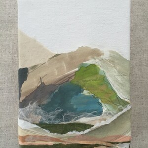 paesaggio di collage dell'acquerello blu e verde fatti a mano su tela 5 in x 7 pollici
