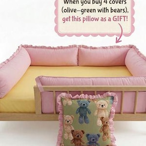 Puede incluir: Una cuna con protectores rosas y un colchón amarillo. Una almohada decorativa con osos de peluche de varios colores está frente a la cuna. El texto de la imagen dice: "When you buy 4 covers (olive-green with bears), get this pillow as a GIFT!"