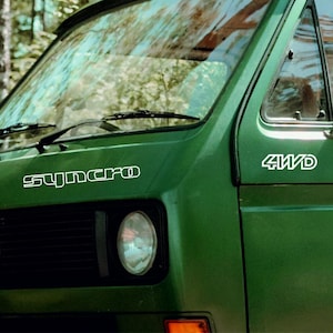 Può includere: Un furgone verde con la scritta "syncro" in bianco sul davanti e "4WD" sul lato.