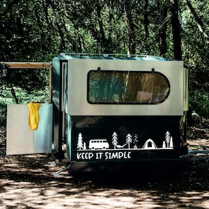Wohnmobil Aufkleber: VW Bulli, Zelt, Hängematte | Lagerfeuer unter Bäumen | Keep it simple Aufkleber | Camping platz Aufkleber | Camp Life