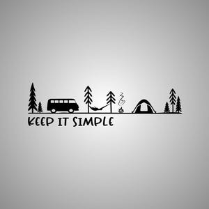 Op de afbeelding: Zwart-wit illustratie van een kampeerscène met een busje, bomen, een tent, een kampvuur en een hangmat. De tekst "KEEP IT SIMPLE" staat eronder, wat wijst op een minimalistische levensstijl en een buitenthema.