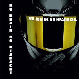 Op de afbeelding: Een zwarte motorhelm met een gouden vizier. Het vizier heeft de tekst "NO BRAIN, NO HEADACHE" in wit.