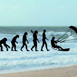 Puede incluir: Una silueta en blanco y negro de la evolución de los humanos, que termina con una persona haciendo kitesurf en una ola. La imagen está sobre un fondo azul y blanco.