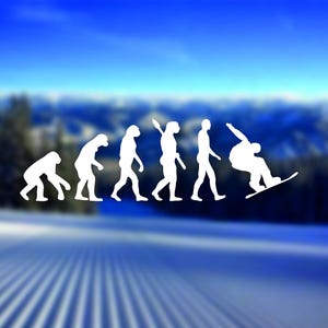 Peut inclure: Une silhouette blanche de l'évolution de l'homme, se terminant par un snowboarder. L'arrière-plan est une image floue d'un paysage montagneux enneigé.