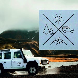 Puede incluir: Un vehículo todoterreno blanco con un portaequipajes de techo negro y una pegatina en el lateral que representa un sol, montañas, árboles y un coche. El vehículo está conduciendo por un paisaje rocoso con un río en el fondo.