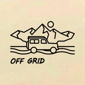 Può includere: Illustrazione in bianco e nero a linee di una jeep che guida attraverso una catena montuosa con le parole "OFF GRID" sotto.