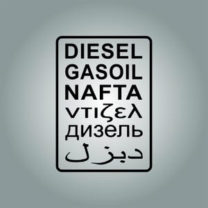 Peut inclure: Panneau rectangulaire noir avec texte blanc. Le texte comprend les mots "DIESEL", "GASOIL" et "NAFTA", suivis de mots dans d'autres langues. Le panneau est placé sur un fond gris dégradé.