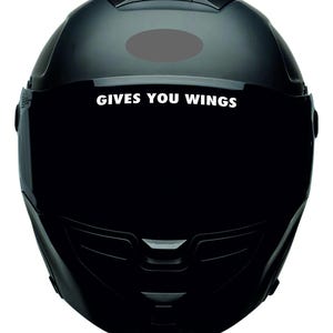以下が含まれることがあります： 「Gives You Wings」と書かれた白いステッカーが付いた黒いオートバイのヘルメット。