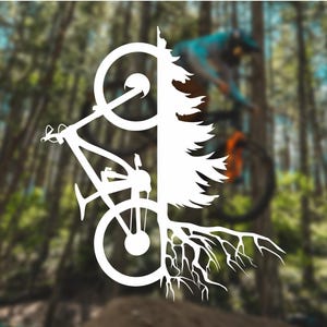 Könnte beinhalten: Weiße Silhouette eines Mountainbikes mit einem Baum, der aus dem Vorderreifen wächst, und Wurzeln, die sich vom Hinterreifen erstrecken.