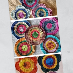 K&ouml;nnte beinhalten: Ein Set aus bunten Stoffuntersetzern mit Spiraldesign. Die Untersetzer sind blumenf&ouml;rmig und aus verschiedenen Farben und Mustern gefertigt.