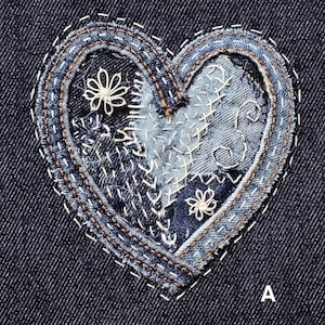 Op de afbeelding: Een witte keramische mok met een zwart handvat en de tekst "But First, Coffee" in een zwarte, handgeschreven lettertype. De mok staat op een wit oppervlak.