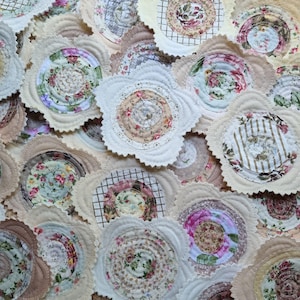 Flores de apliques de tela acolchada neutra: adornos textiles en capas hechos a mano para manualidades, acolchado y decoración (juego de 5)