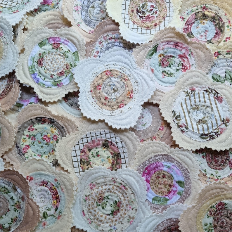 Flores de tela acolchada neutra hechas a mano con apliques – Adornos textiles, juego de 5 imagen 1