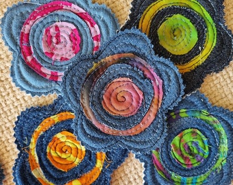 Gesteppte Blumen - Denim-Stoff-Applikation mit handgemachter Textilverzierung