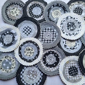 Medallones circulares de tela acolchada – Aplicaciones textiles en negro, blanco y gris (Juego de 5, 7,6 cm)