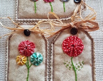 3 Quilt Fabric Tags Primitive Naive Applique Yo Yo Suffolk Puff Labels Embroider Button Raffia Junk Journal Snippet Handmade