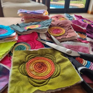 5 Baumwollstoff Applikationen Blumen - Spirale gequiltet, zum Basteln, Quilten, Slow Stitching Bild 10