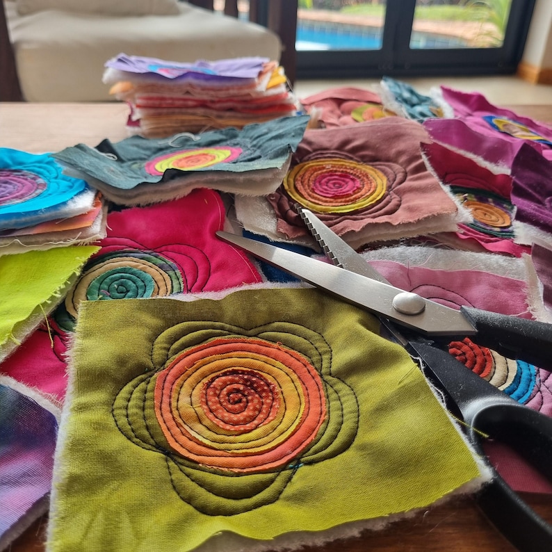 5 Baumwollstoff Applikationen Blumen - Spirale gequiltet, zum Basteln, Quilten, Slow Stitching Bild 10