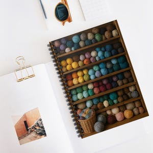 Libreta de hilo de colores con espiral de 6 x 8 pulgadas y páginas rayadas, ideal para tejer y hacer crochet, papelería para amantes del hilo, cuaderno para artistas de fibra.