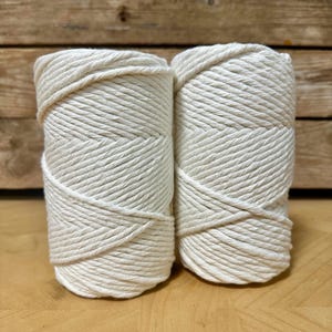 Puede incluir: Dos carretes de cuerda de algodón blanco natural, cada uno enrollado firmemente y listo para proyectos de artesanía.