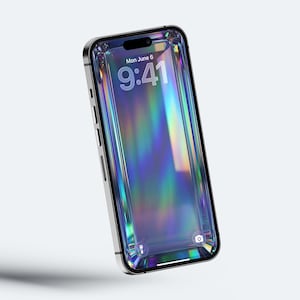 Peut inclure: Un smartphone avec un cadre métallique et un écran affichant la date Mon June 6 et l'heure 9:41. L'écran présente un effet de réfraction lumineuse multicolore, irisé et vibrant, créant une apparence prismatique et holographique.