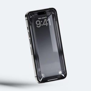 Pode incluir: Um smartphone com uma tela escura e reflexiva exibindo a data Mon June 6 e a hora 9:41. O dispositivo possui uma moldura de prata metálica, um recorte em forma de pílula no topo e um efeito de vidro transparente em camadas nas bordas.
