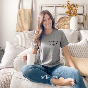 Travel Tshirt for Women, Airplane Mode Minimalist Shirt, Airplane Pocket Shirt, Adventurer Gift, Gift for Traveler, Vacation Mode Shirt zdjęcie 3