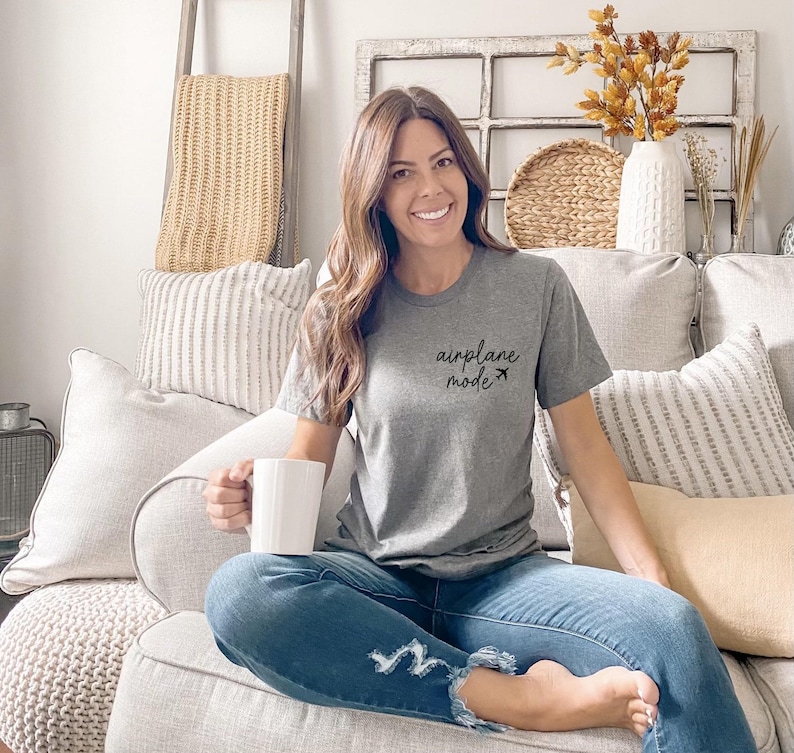 Travel Tshirt for Women, Airplane Mode Minimalist Shirt, Airplane Pocket Shirt, Adventurer Gift, Gift for Traveler, Vacation Mode Shirt zdjęcie 3